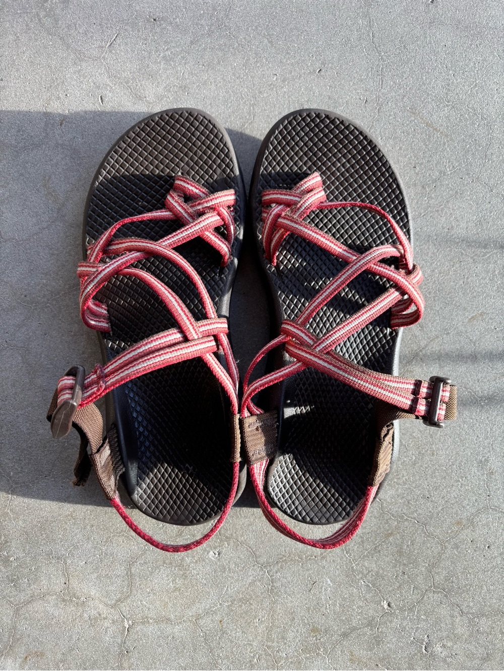 Chaco black + red multi strap water hiking sandals size 7.